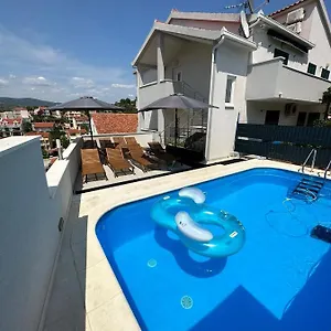 Apartament Milena-with A Pool, Trogir